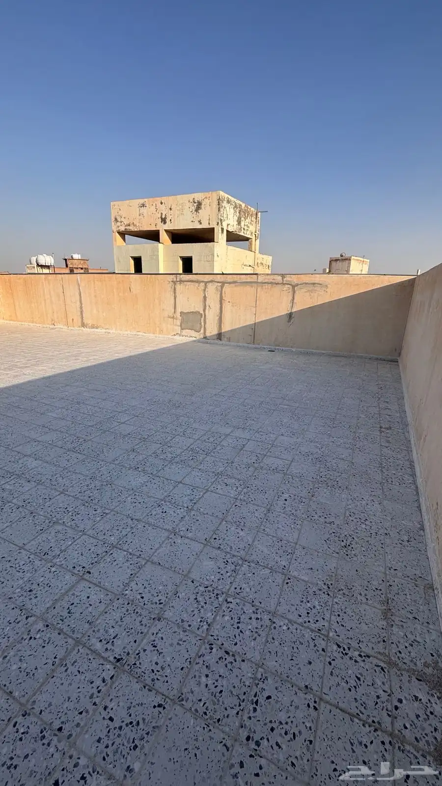 للبيع عمارة سكنية فيها ثلاث شقق بحي السادة 6