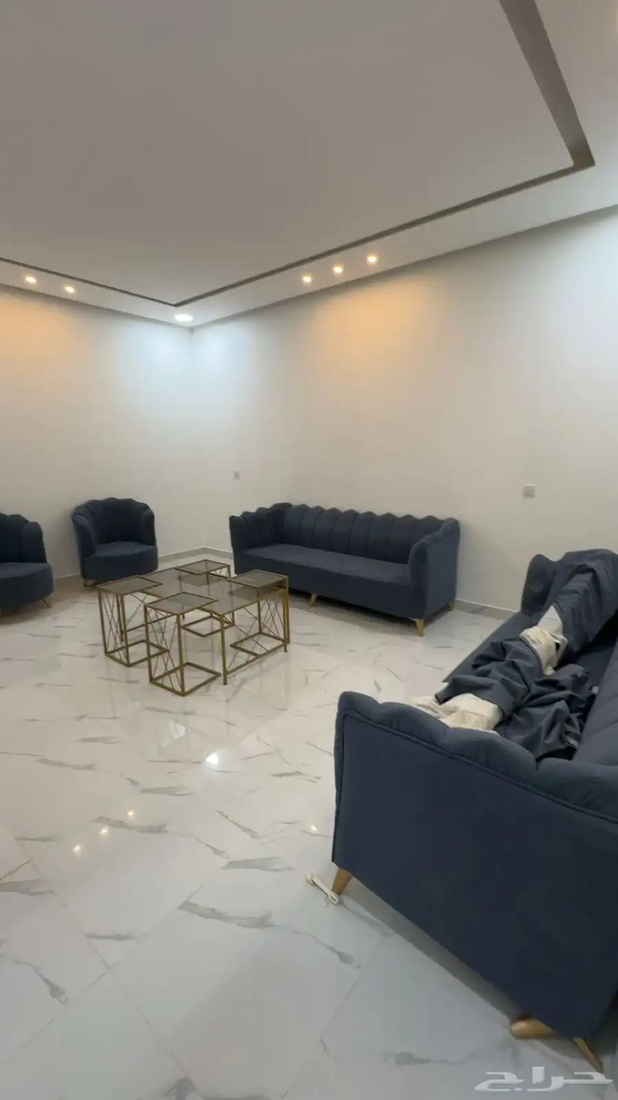 للبيع كنب من 4 قطع مع طاوله وخدماته و2 كمدينه و1 مرايا 2