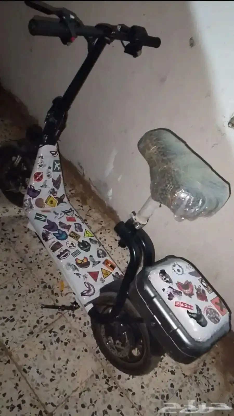 سكوتر نضيف جدا  ولا فيه حاجة حتى شاحنه معاه حدي فيه 700 0