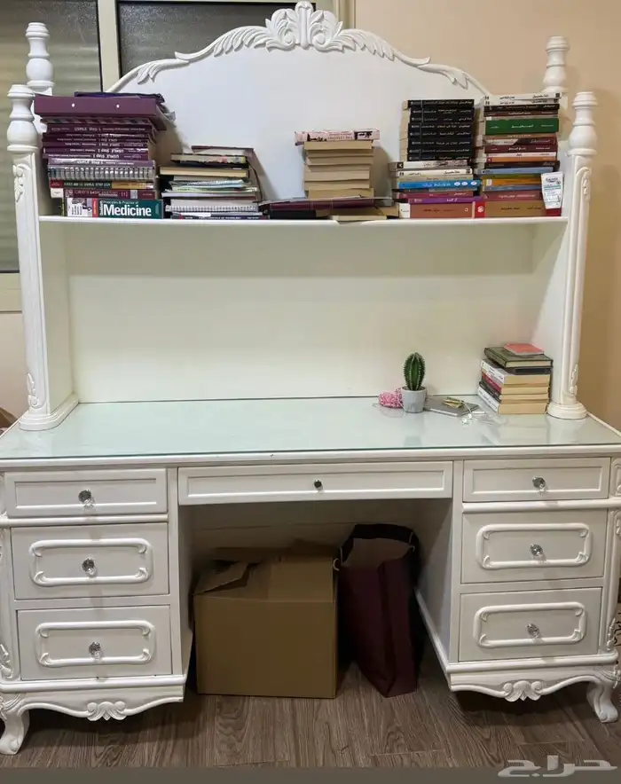 مكتب خشب ابيض حالته ممتازة سبب البيع عدم الحاجة 0