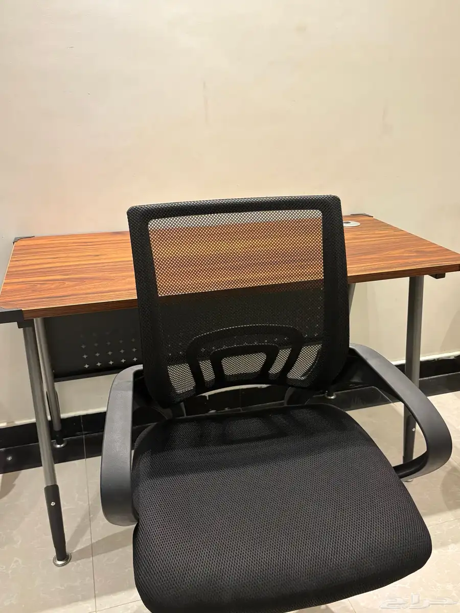مكتب مدرسي نظيف جدا 1