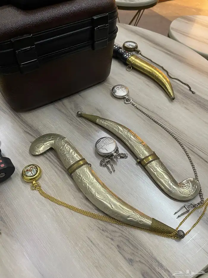 مجموعة تراثية شنطة قديمه وساعات جيب وخناجر 29