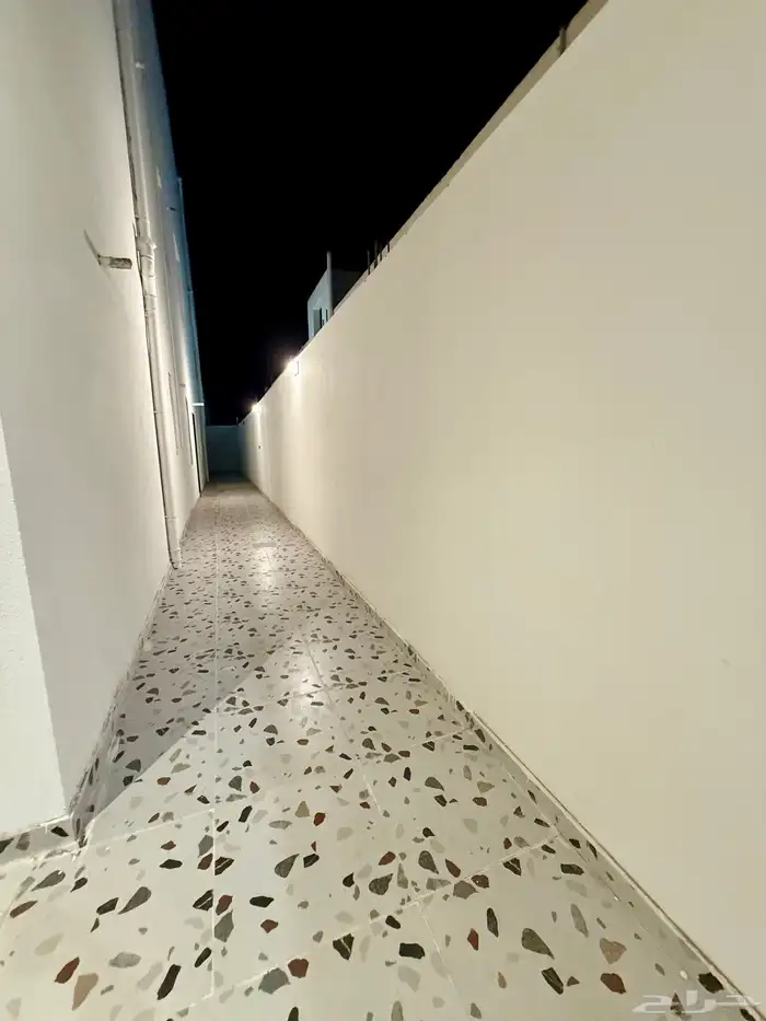 للبيع فيلا روف ارضيه حي اليرموك 2