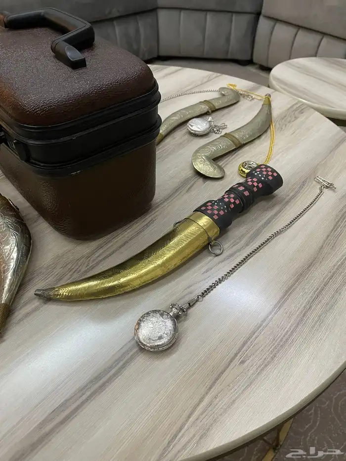 مجموعة تراثية شنطة قديمه وساعات جيب وخناجر 28
