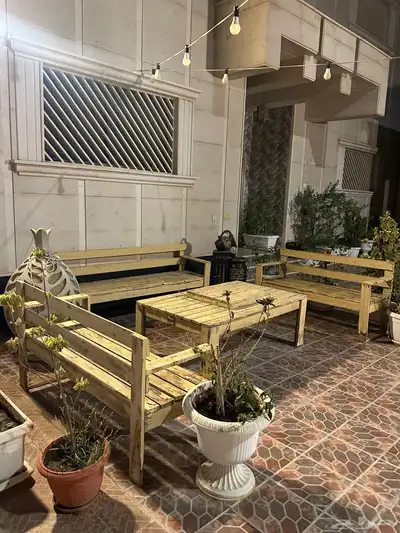 للبيع جلسة خارجية خشب مع طاولة حطب 2