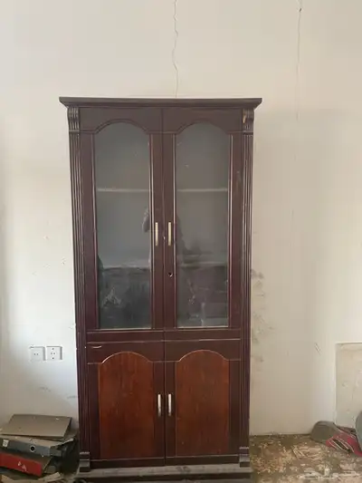 دولاب و طاوله العدد 2 و ثالثه ابواب 1
