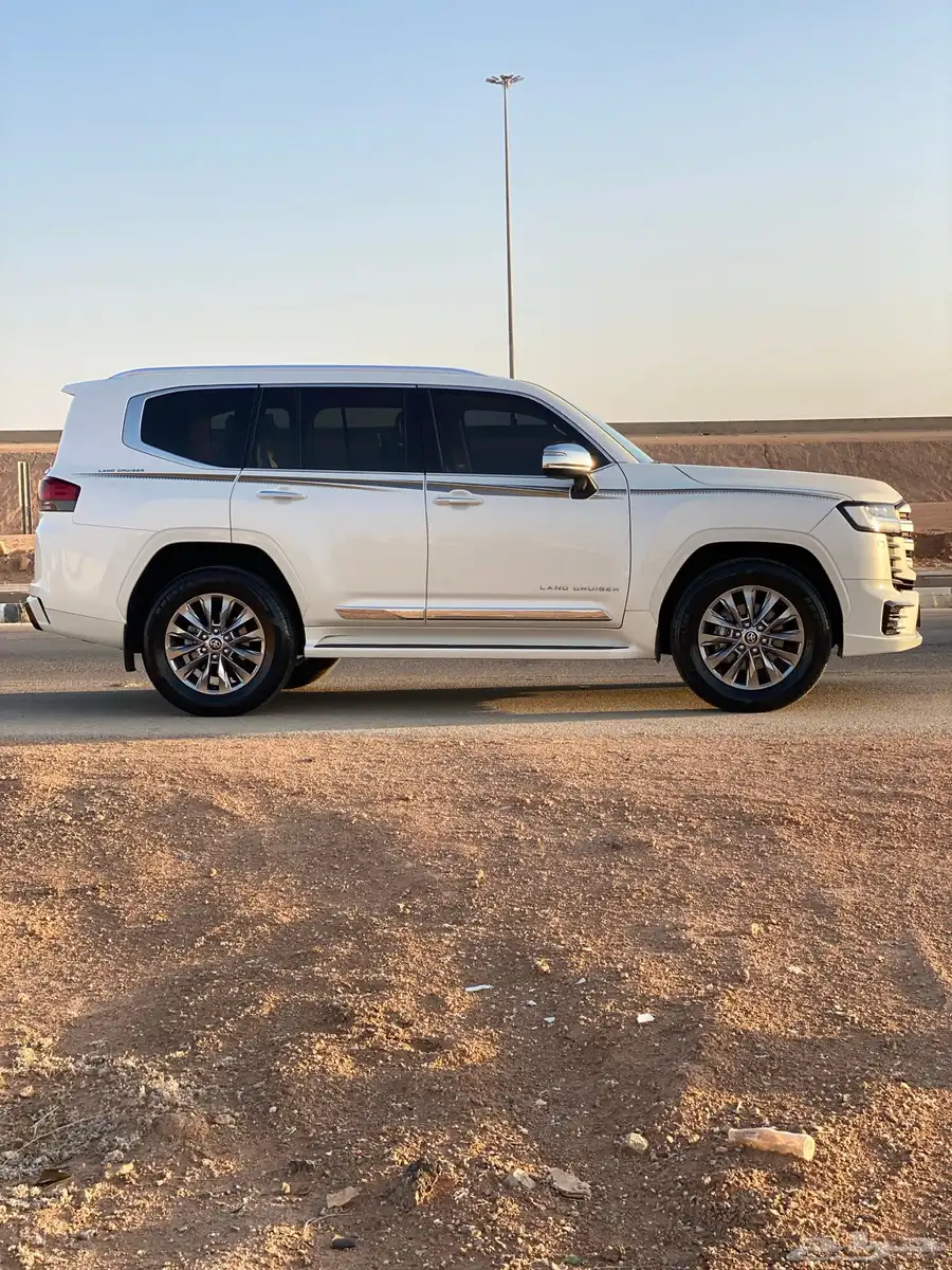 جيب لاند كروزر vxr 2023 17