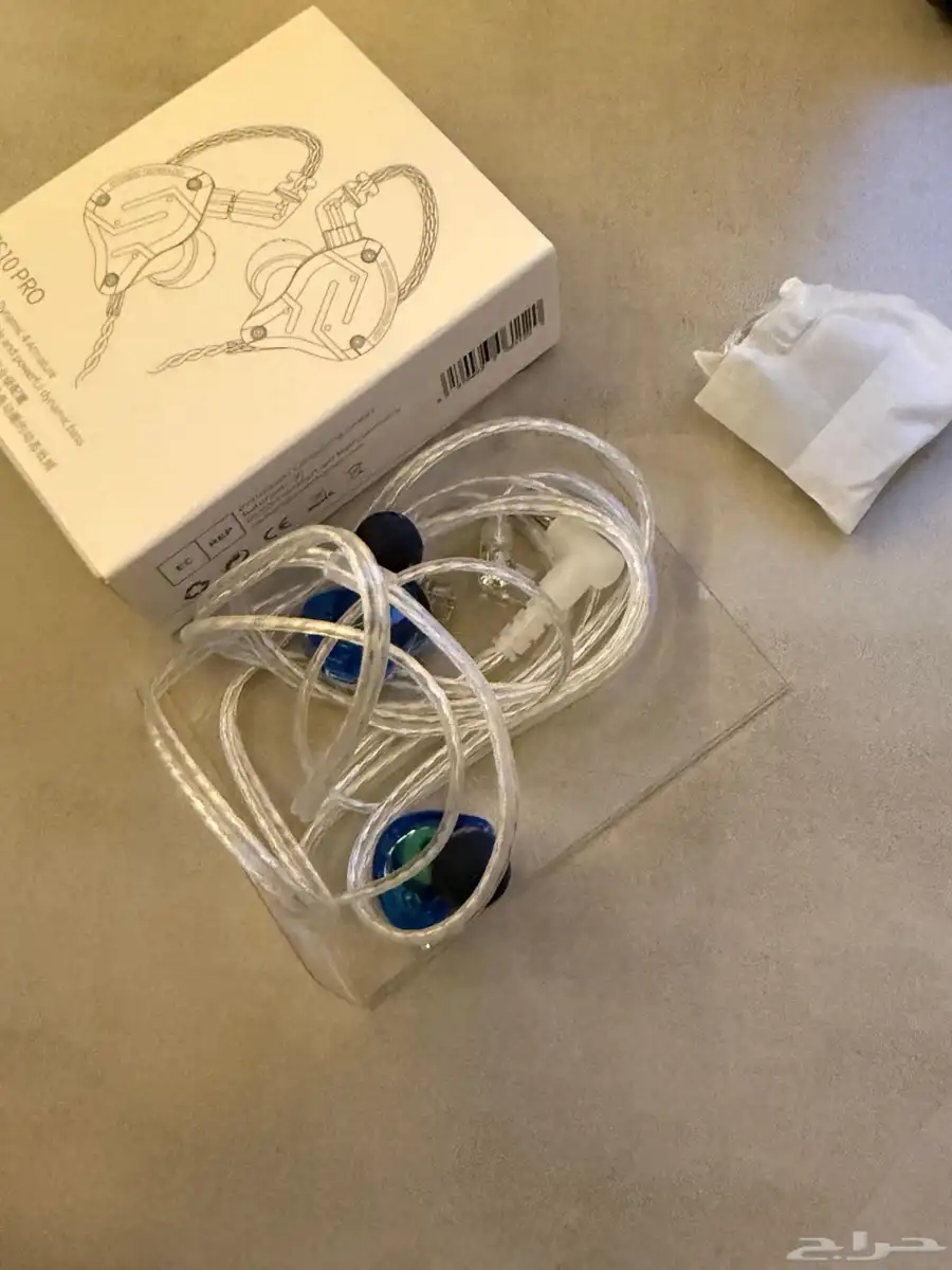 مايك فيفاين مع سماعه IEM للبيع 0