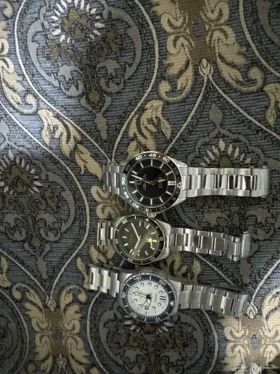 ثلاث ساعات اصليه ماركه معها كرتونها ب 1050 0