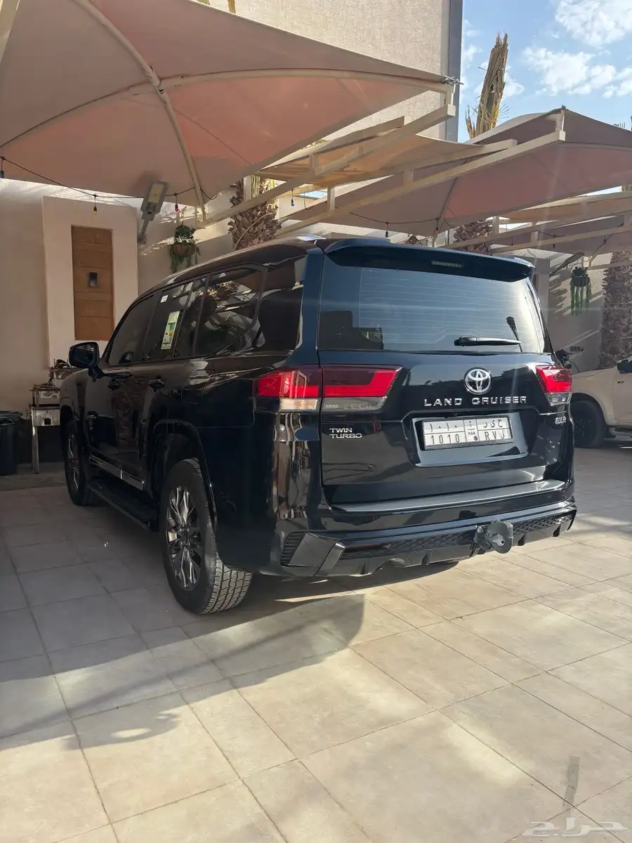 تويوتا جيب لاندكروزر اسود وارد سعودي رقم GXR L4 ممشى 5 الاف 5