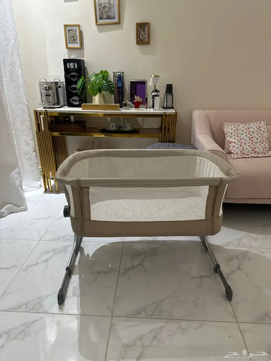 سرير اطفال جانبي جونيور فاخر ونظيف وخالي من العيوب 0