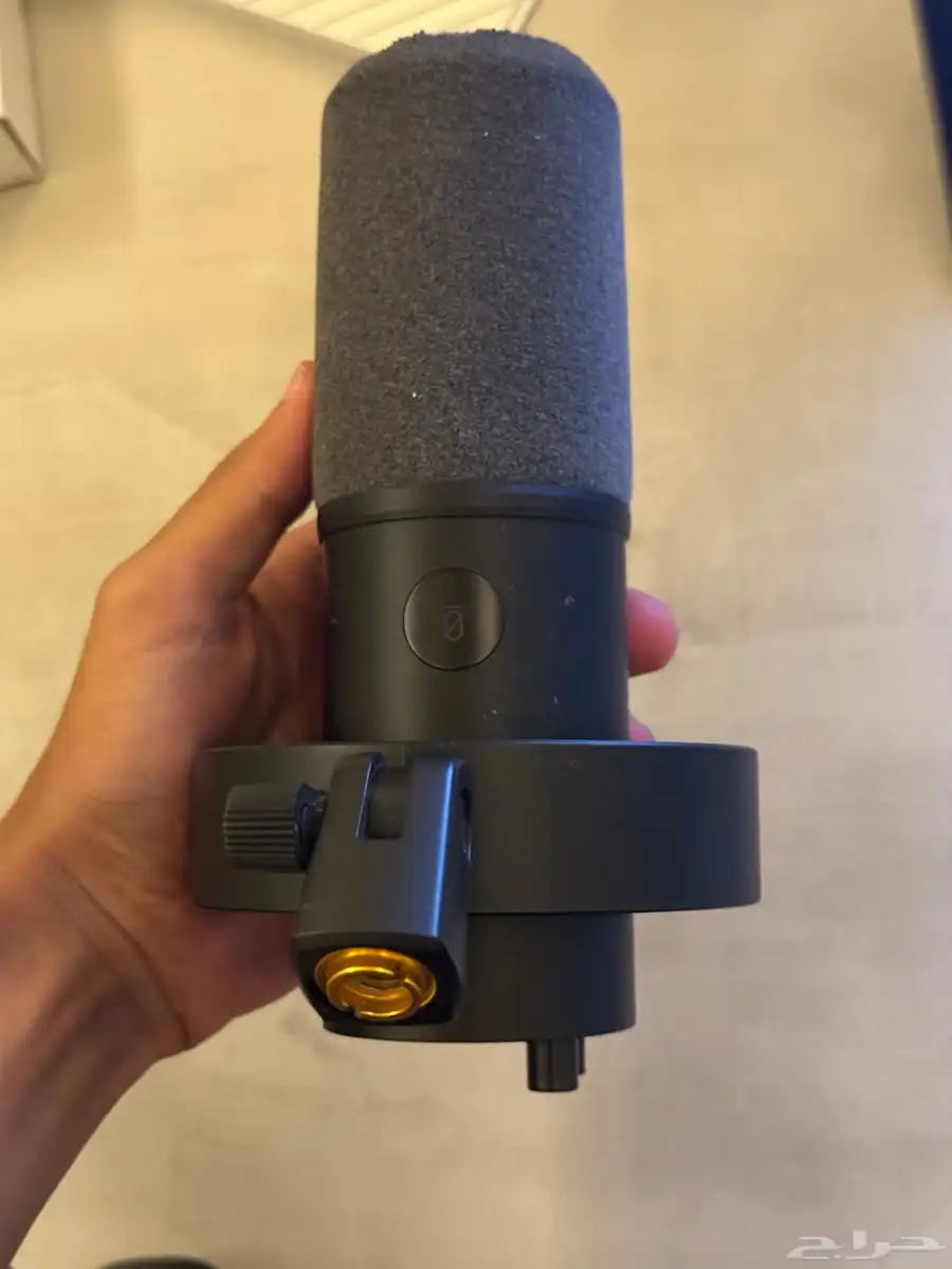 مايك فيفاين مع سماعه IEM للبيع 2