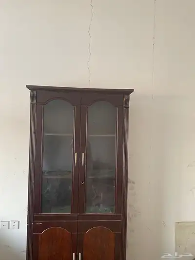 دولاب و طاوله العدد 2 و ثالثه ابواب 0
