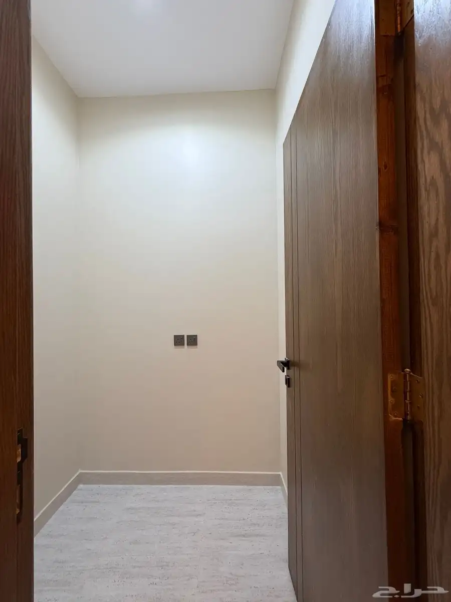 للبيع ادوار ارضيه وشقق علويه بحى الزهور طريق المحاله 45