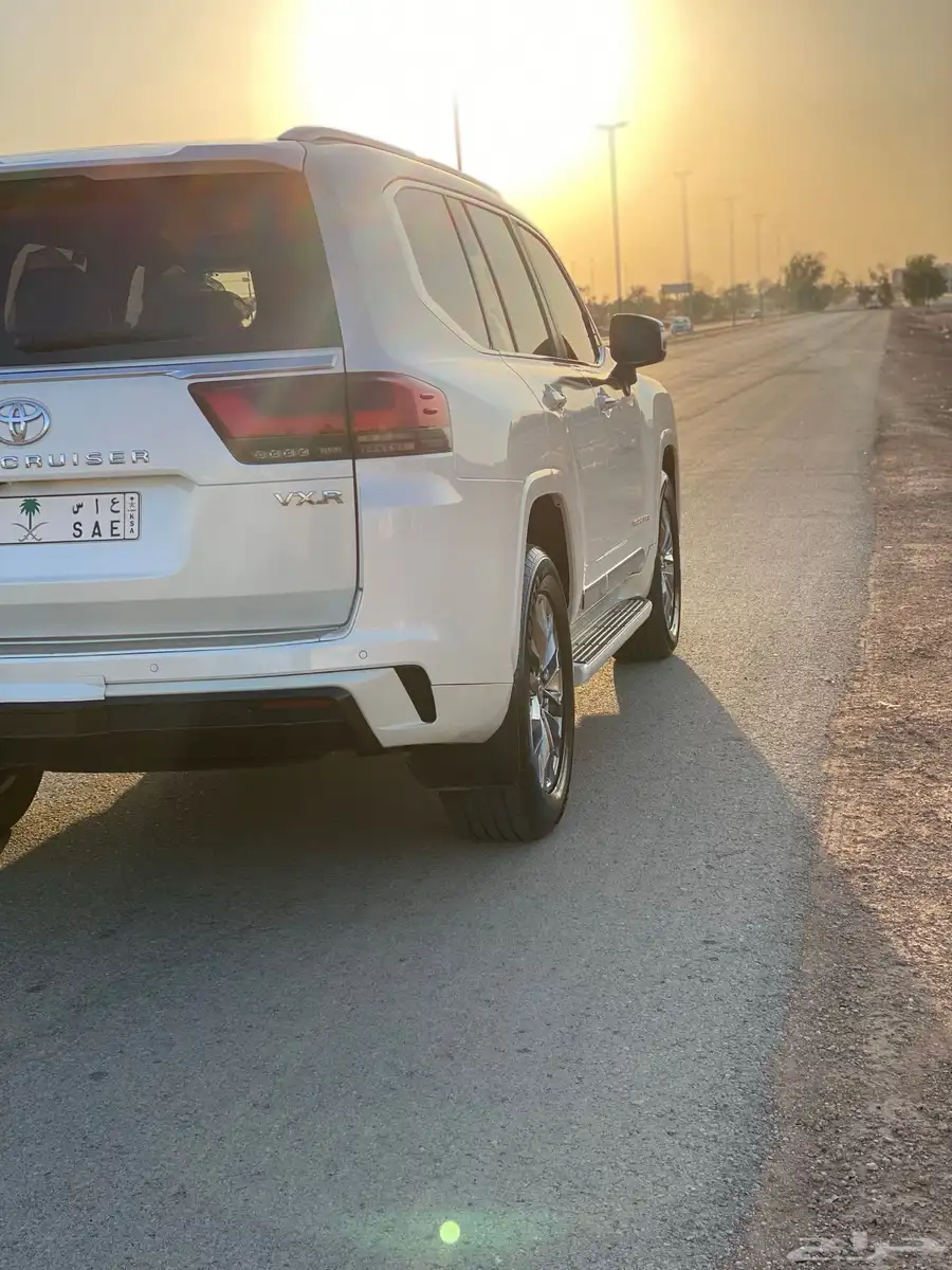 جيب لاند كروزر vxr 2023 10