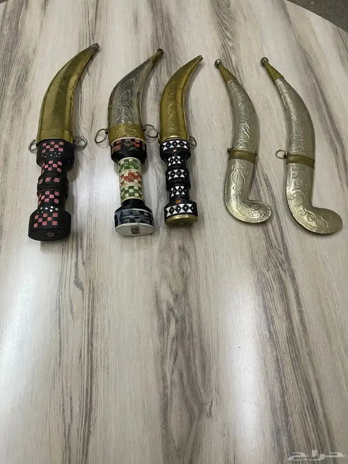 مجموعة تراثية شنطة قديمه وساعات جيب وخناجر 20