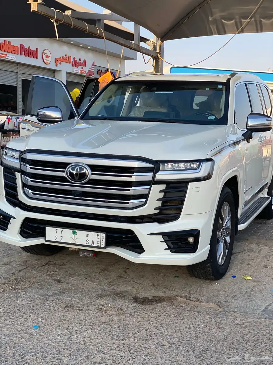 جيب لاند كروزر vxr 2023 4