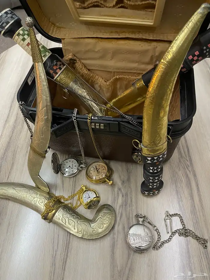 مجموعة تراثية شنطة قديمه وساعات جيب وخناجر 40