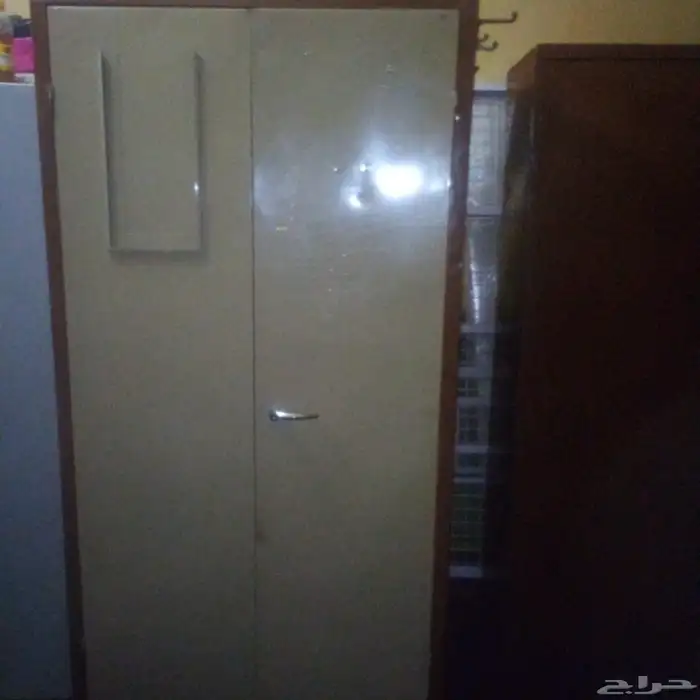 2 سرير حديد بحاله ممتازه و 2 دولاب و غساله هدوم و مكتب 1
