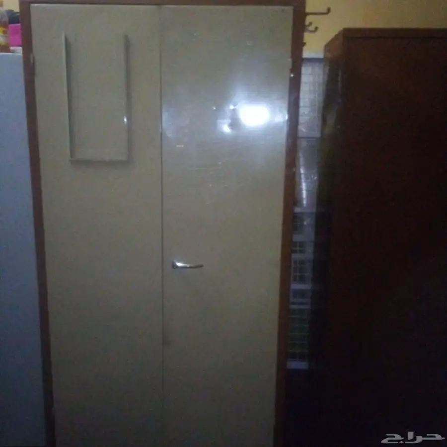 2 سرير حديد بحاله ممتازه و 2 دولاب و غساله هدوم و مكتب 1