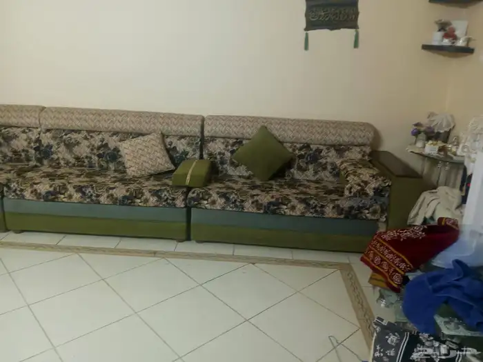 كنب مجلس كامل بحاله جيدة له سنه معنا فقط سبب البيع النقل 1