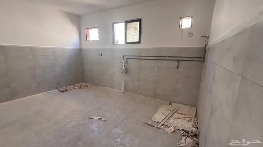للبيع عمارة سكنية فيها ثلاث شقق بحي السادة 3