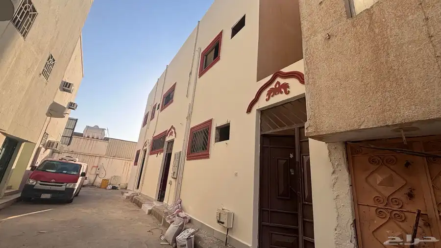 للبيع عمارة سكنية فيها ثلاث شقق بحي السادة 2