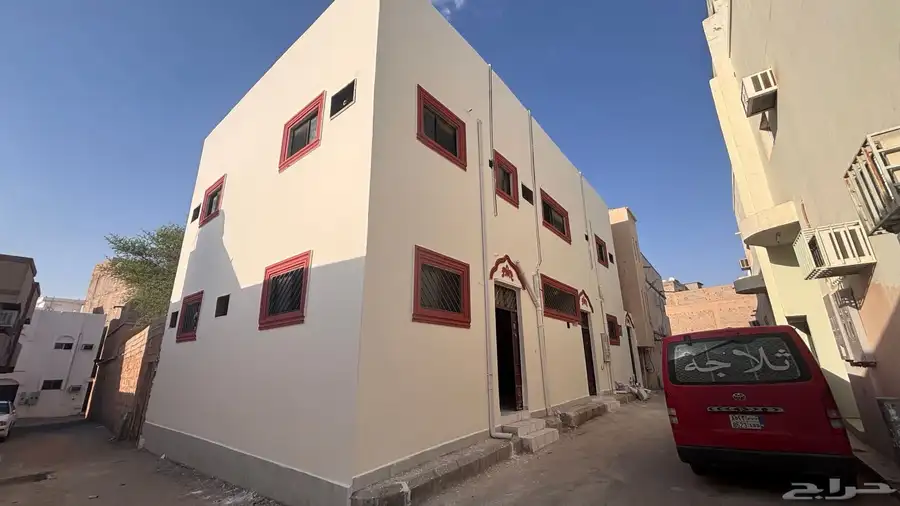 للبيع عمارة سكنية فيها ثلاث شقق بحي السادة 1