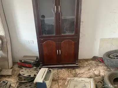 دولاب و طاوله العدد 2 و ثالثه ابواب 3