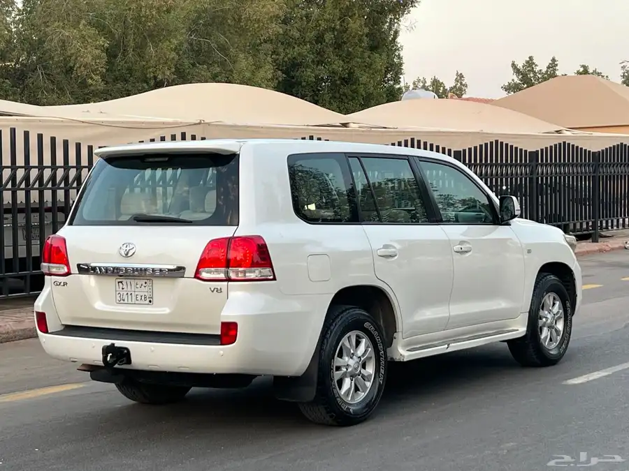 للبيع جيب لاندكروزر ((GXR 2011 نظيف جدا )) 27