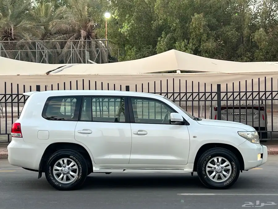 للبيع جيب لاندكروزر ((GXR 2011 نظيف جدا )) 24