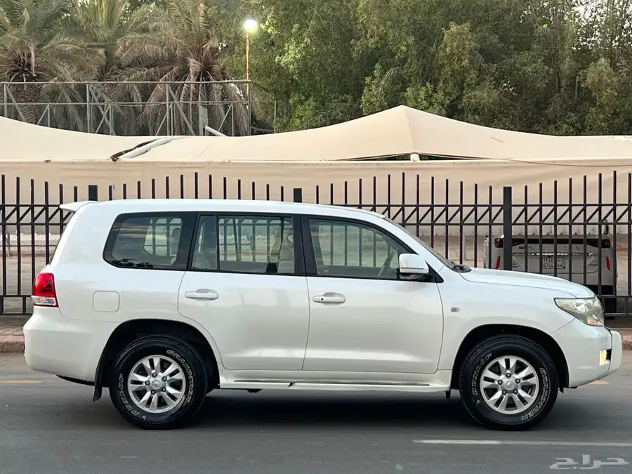 للبيع جيب لاندكروزر ((GXR 2011 نظيف جدا )) 19