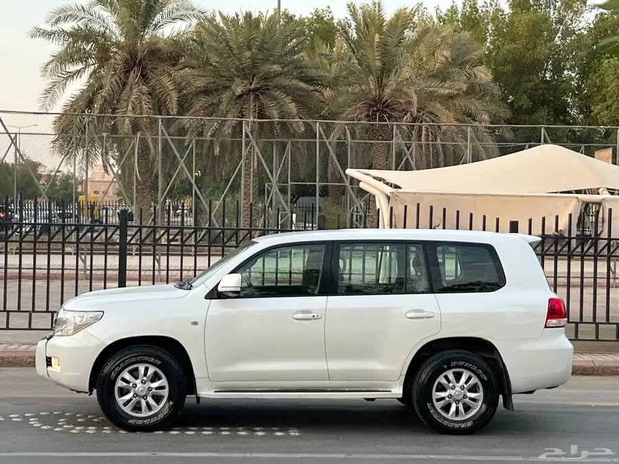 للبيع جيب لاندكروزر ((GXR 2011 نظيف جدا )) 6
