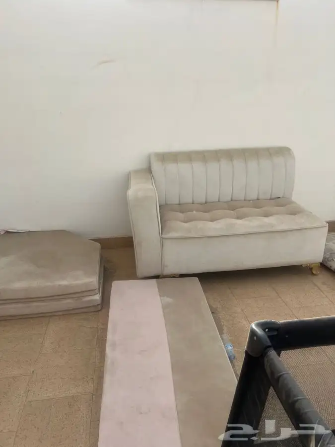 كنب للبيع على اليوم اربع قطع بالاضافه إلى طقم باطرمه 1
