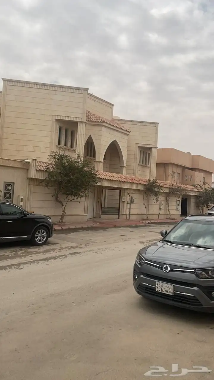 فيلا للايجار او للاستثمار بحي الملك عبدالله 625م 0