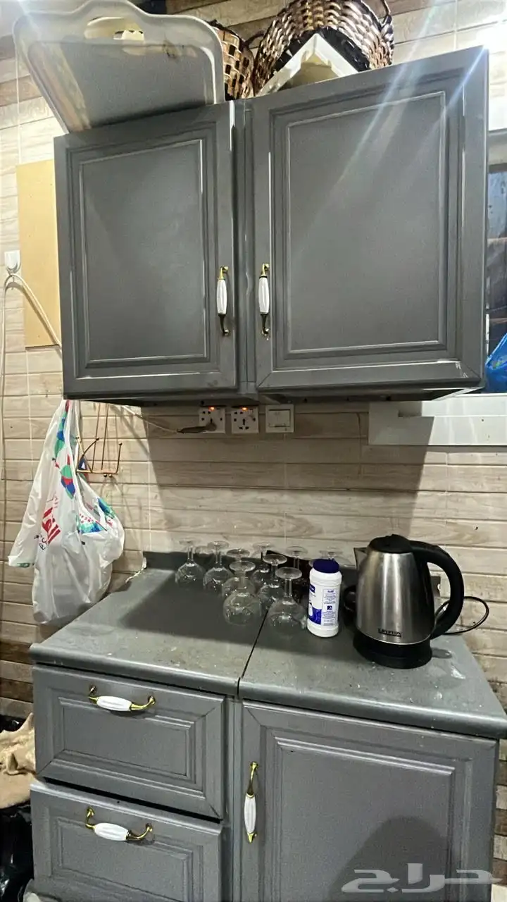 دولاب مطبخ للبيع نظيف مع دولاب تركي وتسريحه و2كمدينو 4