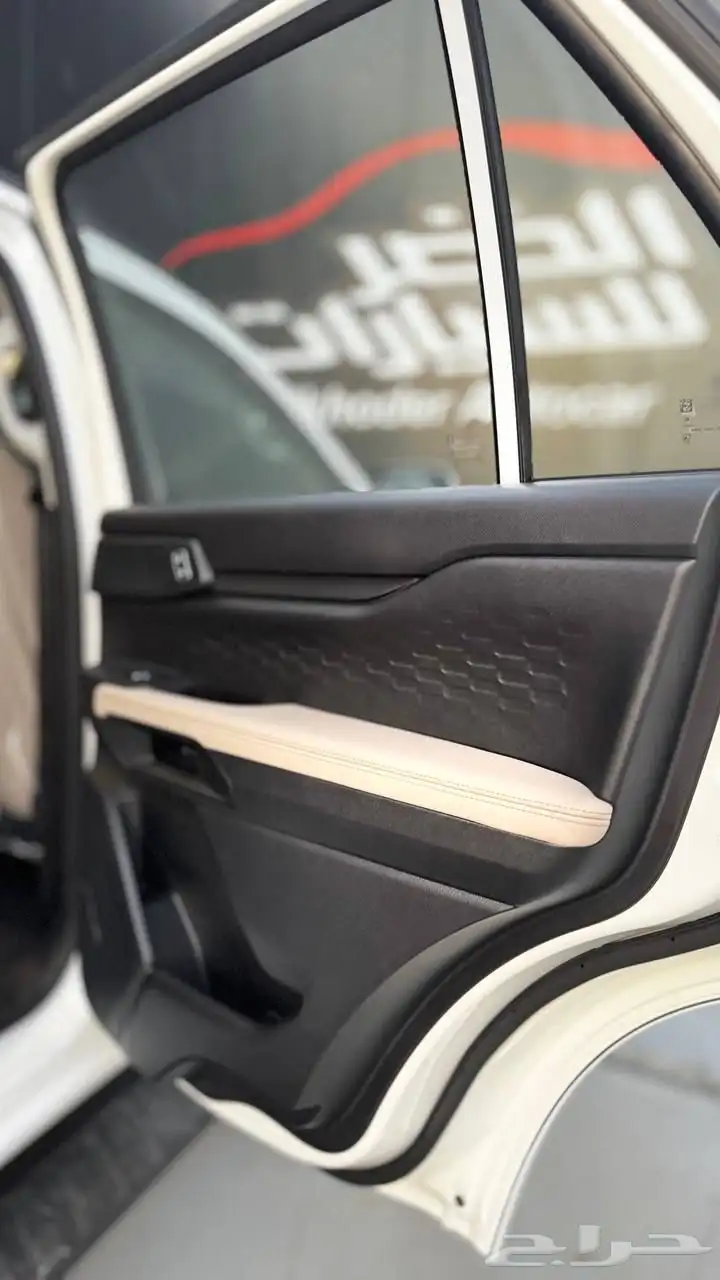 فورد ايفرست XLS 2025 لدى شركة عبدالمجيد الخضر 6