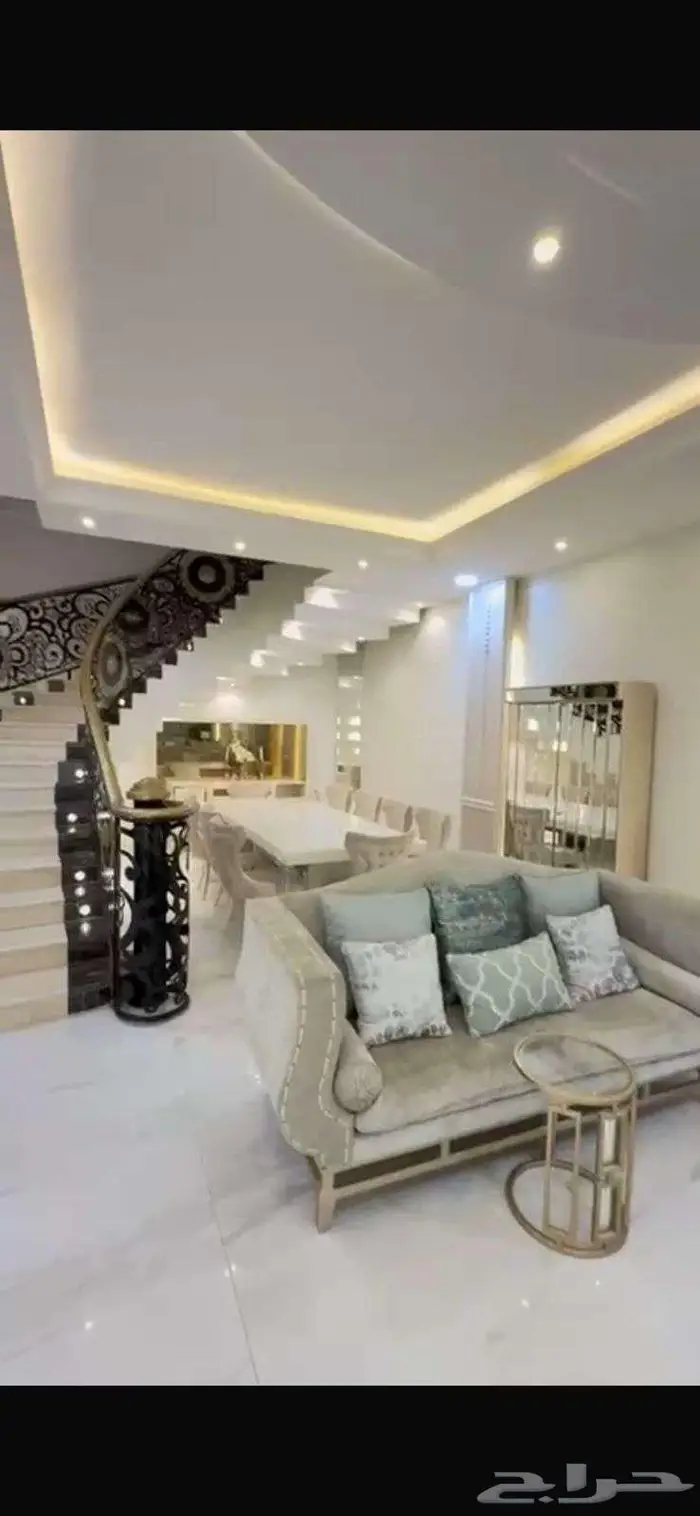 فلة للبيع في حي الرمال الذهبي 8