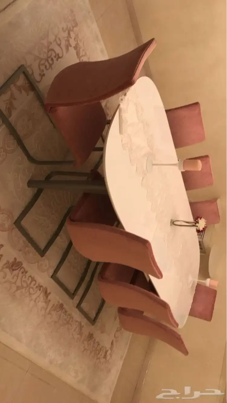 طاولة طعام من سنتر بوينت للبيع 1