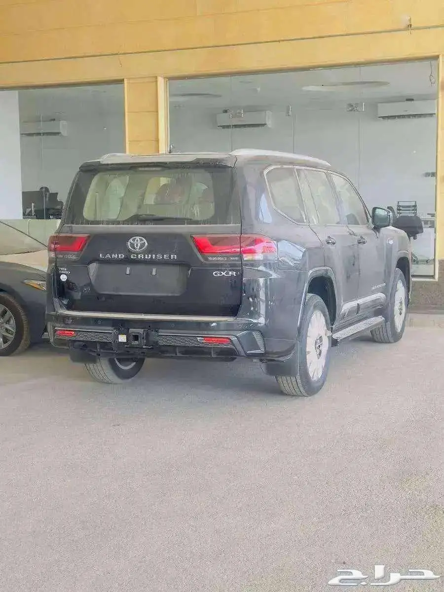 لاندكروزر جي اكس ار GXR L5 بنزين أسود خليحي 2024 لدى الحسن 4