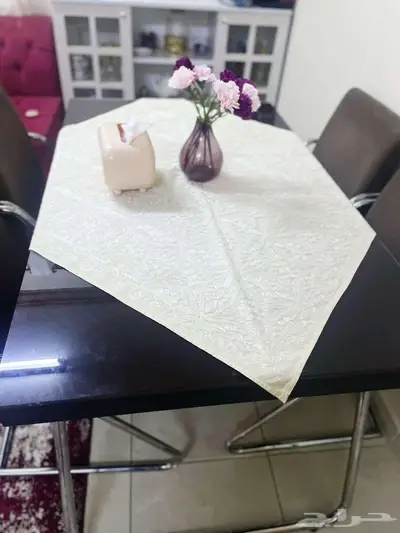 سرير حديث الولادة و طاولة الطعام و شاشة 10
