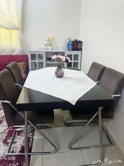 سرير حديث الولادة و طاولة الطعام و شاشة 11