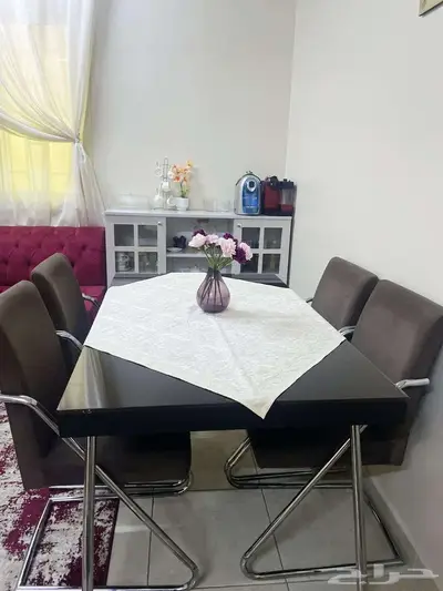سرير حديث الولادة و طاولة الطعام و شاشة 4