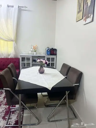 سرير حديث الولادة و طاولة الطعام و شاشة 3