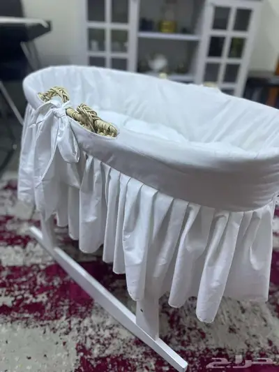 سرير حديث الولادة و طاولة الطعام و شاشة 8