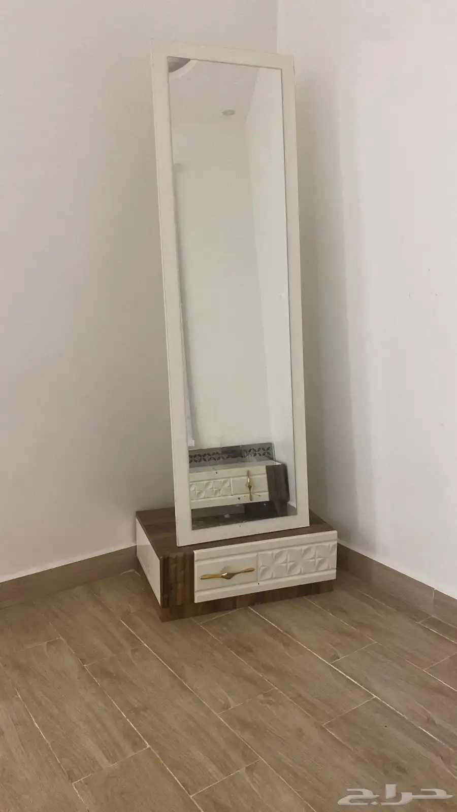 للبيع كنب من 4 قطع مع طاوله وخدماته و2 كمدينه و1 مرايا 7