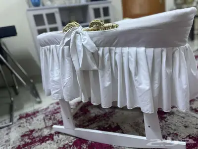 سرير حديث الولادة و طاولة الطعام و شاشة 9