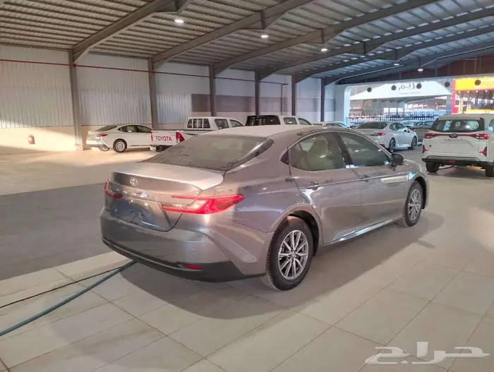 كامري e بنزين رمادي 2025 1