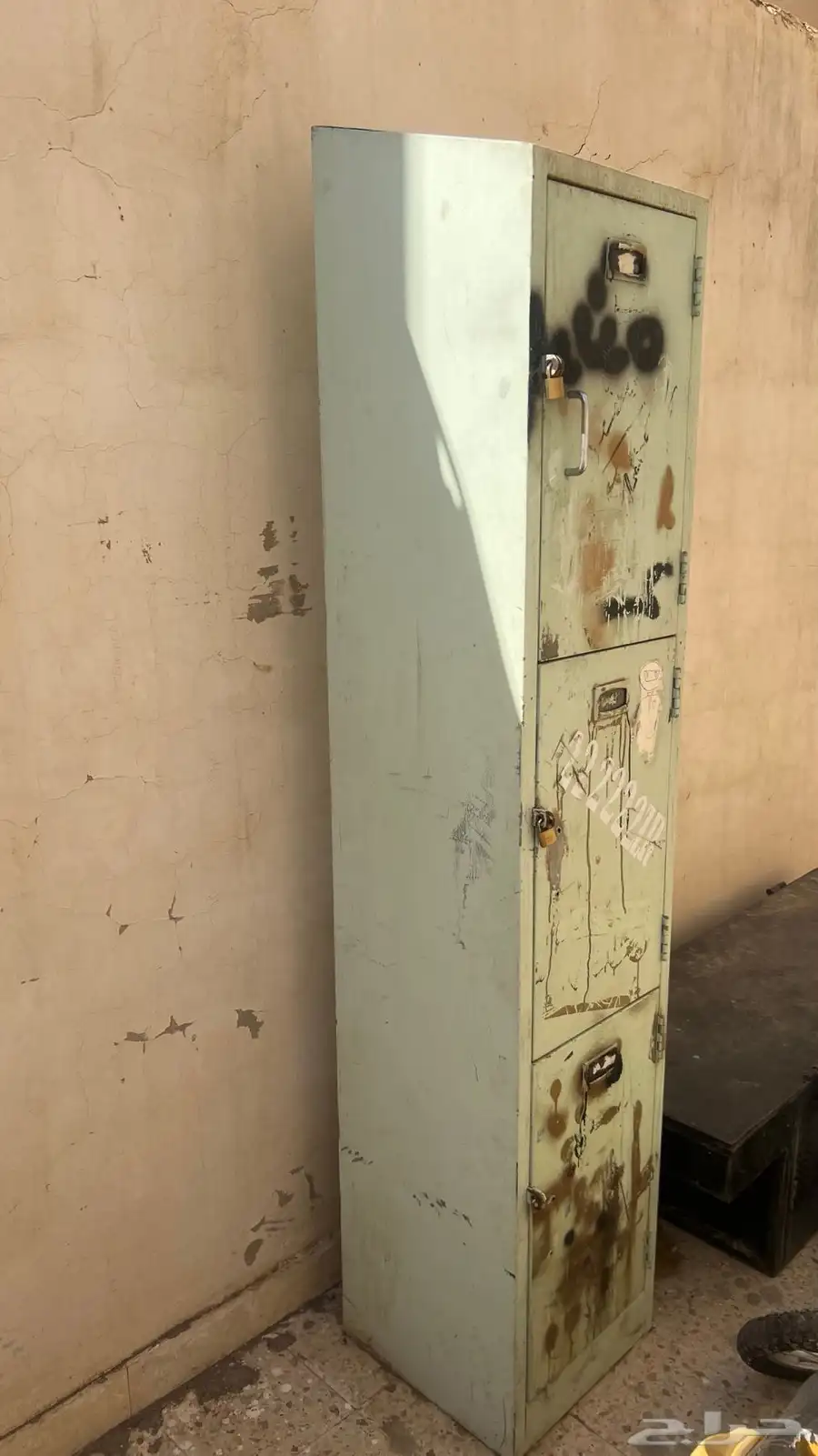 عندي ثلاجة و درج حديد و كنب خمس قطع للبيع 1