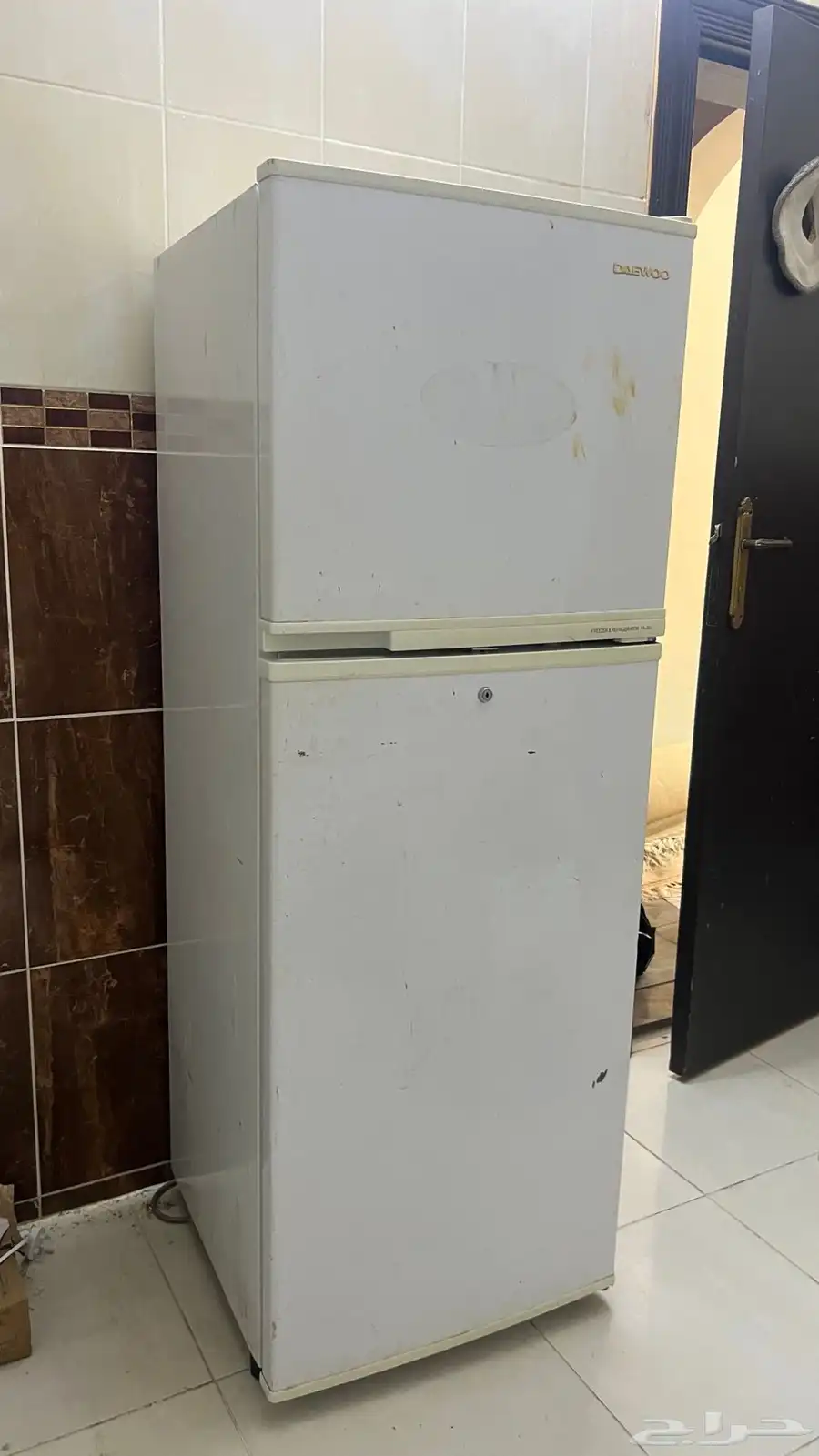 عندي ثلاجة و درج حديد و كنب خمس قطع للبيع 0